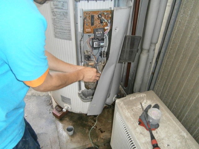 電気温水器取替工事 名古屋市北区 作業中
