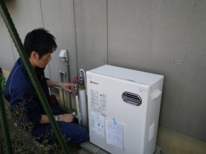 愛知県豊川市 石油給湯器取替工事 配管中