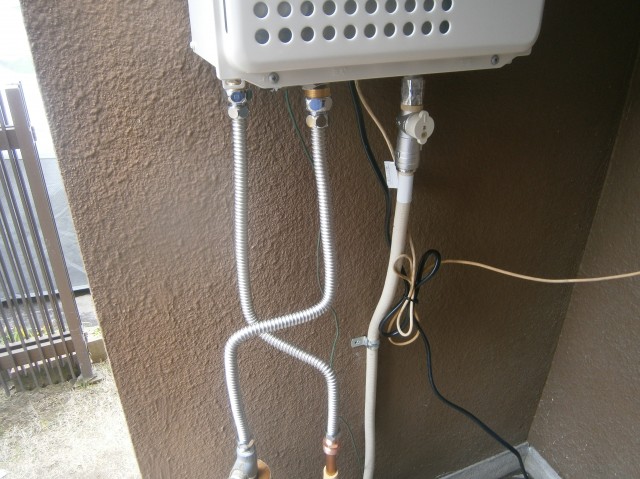 江南市 ガス給湯器取付工事 配管接続完了