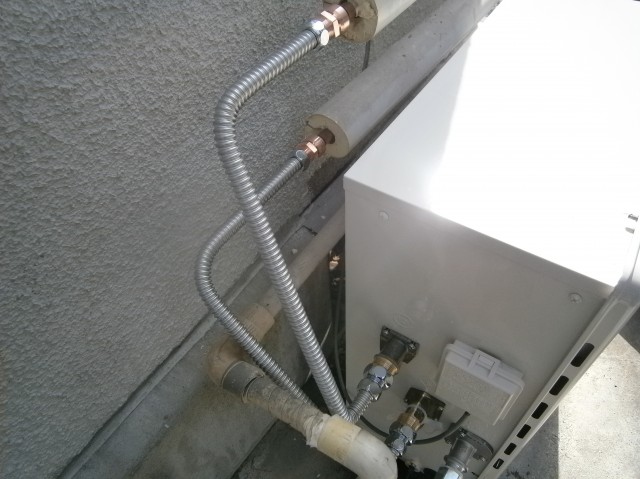 名古屋市守山区 ガス給湯器取替工事 配管施工中