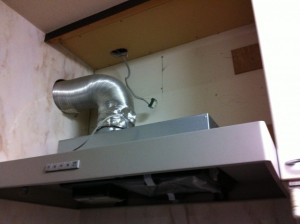 春日井市 レンジフード取替工事 施工中