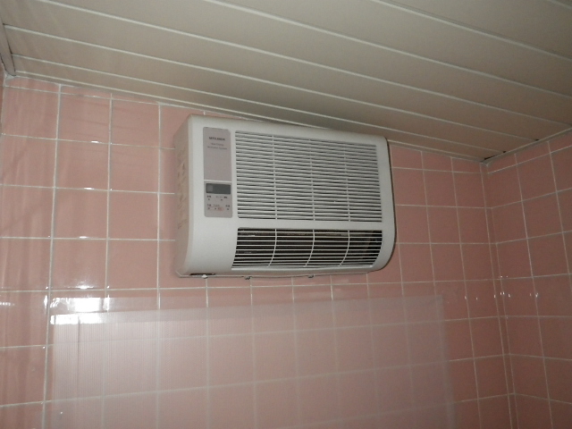 浴室暖房乾燥機取替工事　取替施工前。