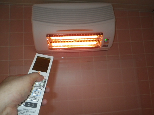 浴室暖房乾燥機取替工事　試運転中。
