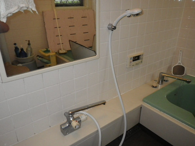 浴室シャワー水栓取替工事　取替施工前。