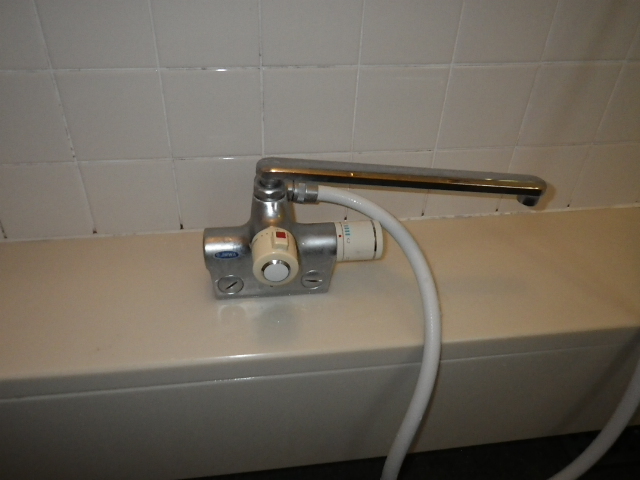 浴室シャワー水栓取替工事　取替施工前　水栓本体部。