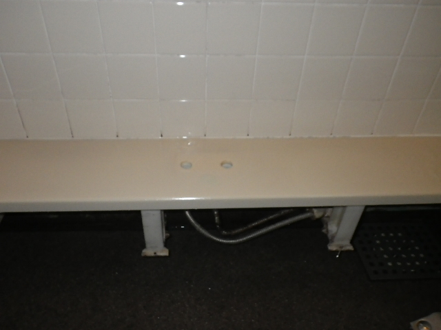 浴室シャワー水栓取替工事　既設水栓撤去完了後。