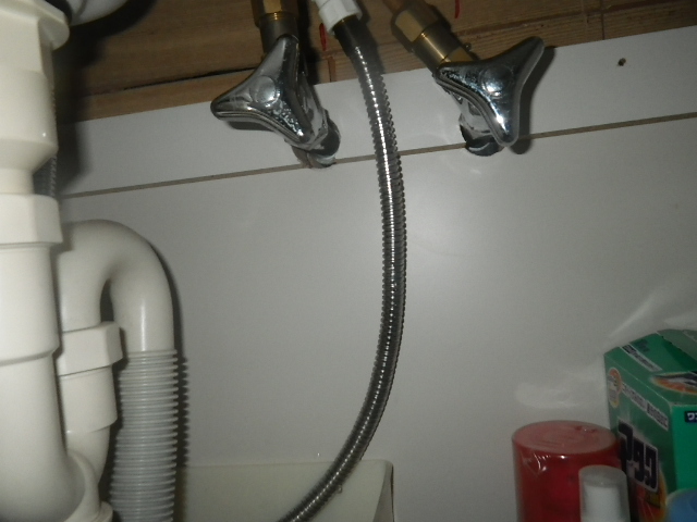 洗面水栓取替工事　取替施工前。
