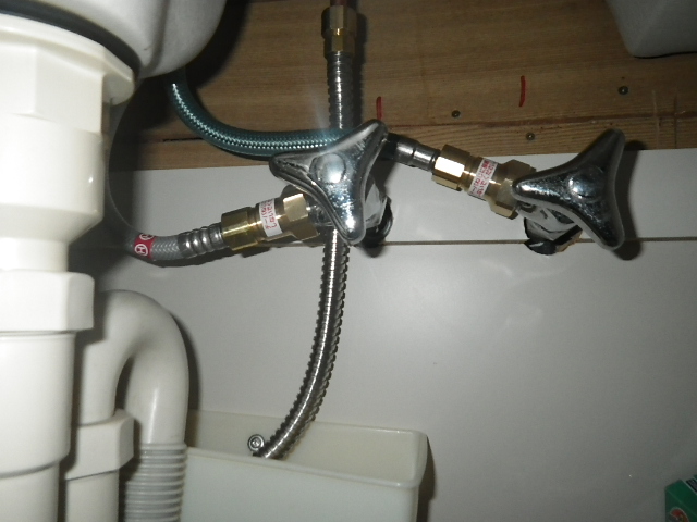 洗面水栓取替工事　湯水接続完了後。