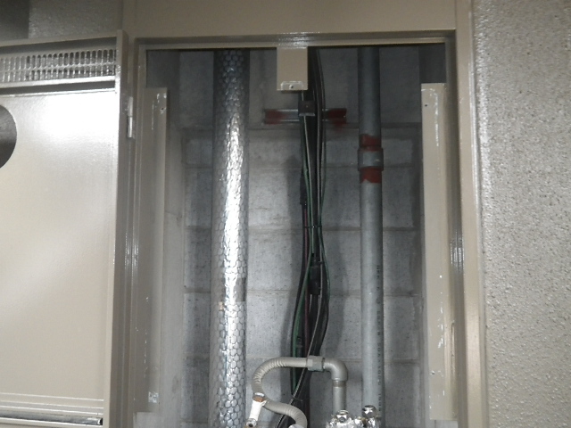 PS扉内設置ガス給湯器取替工事　既設給湯器撤去完了後。