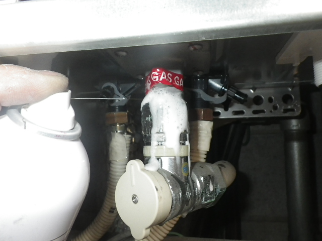 PS扉内設置ガス給湯器取替工事　ガス漏れチェック。