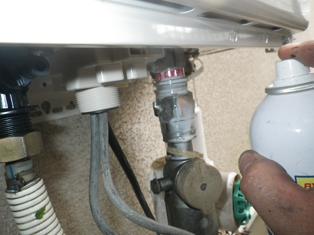 ガス給湯器取替工事　ガス漏れチェック中。