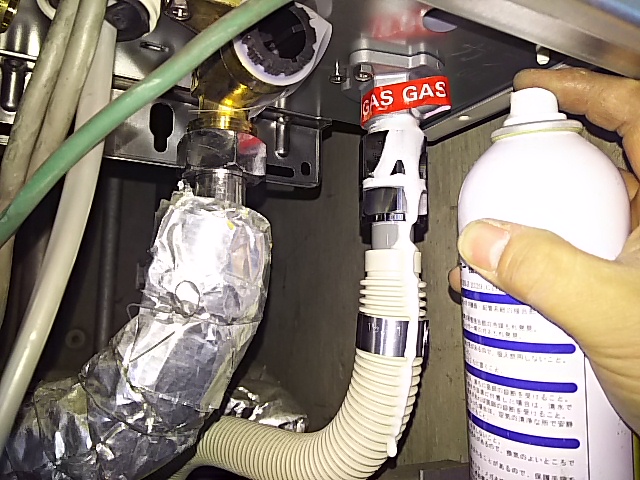 PS扉内設置型ガス給湯器取替工事　ガス漏れチェック中