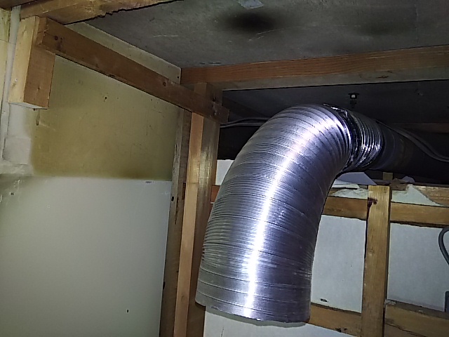 台所換気扇をレンジフードへ取替工事　排気ダクト取付完了後。