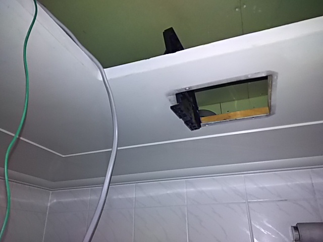 浴室換気扇取替工事　既設本体撤去後。