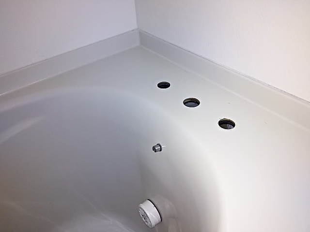 浴槽水栓取替工事　既設水栓撤去後。