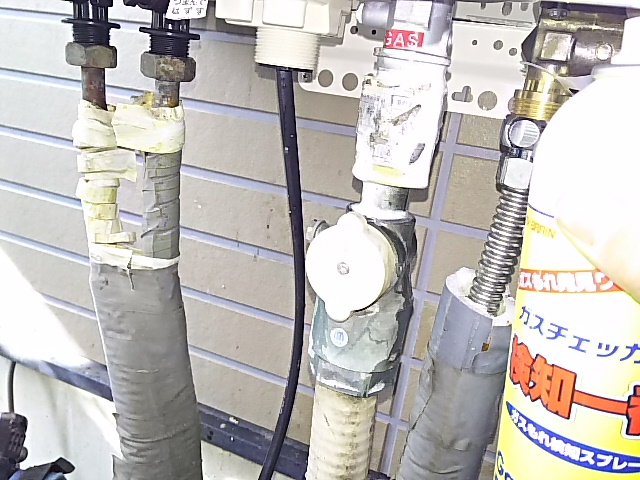 ガス給湯器取替工事 ガス漏れチェック中。