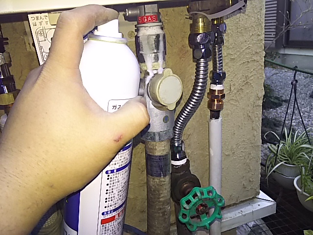 ガス給湯器取替工事　ガス漏れチェック中。