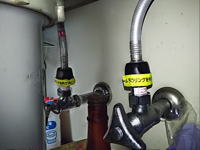 キッチン水栓取替工事　湯水配管施工完了後。