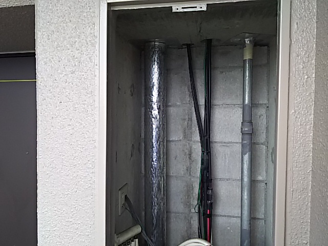 ガス温水式暖房付き給湯器取替工事　既設給湯器本体撤去後。