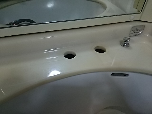 洗面水栓取替工事　既設水栓撤去完了後。