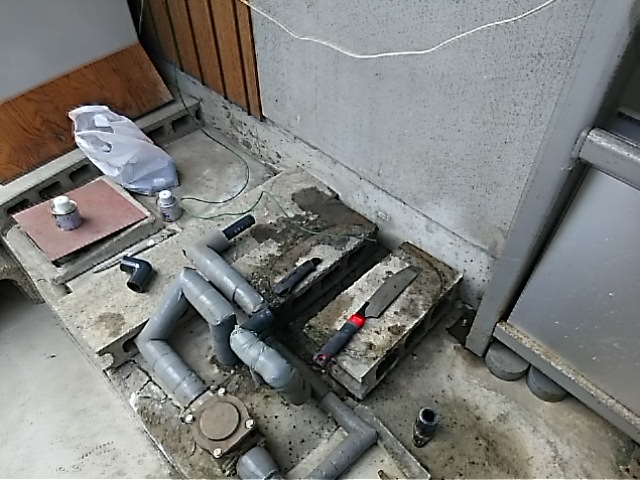 浅井戸用電気井戸ポンプ取替工事　既設撤去完了後。