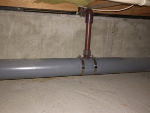 床下で排水管を接続